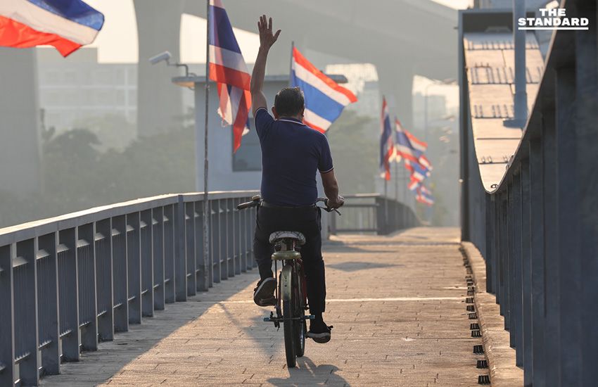 The provided headline already follows the Khaosod/Thairath spacing rule. There are no instances where a proper noun immediately follows a verb, which would require an added space. Heres the original headline again, with no changes needed based on the specified rule: ฝุ่นPM 2.5 กทม. เช้านี้เกินมาตรฐานทุกพื้นที่ ‘บางรัก-ปทุมวัน-สาทร’ อยู่ระดับสีแดง เข้าเกณฑ์มีผลกระทบต่อสุขภาพ 7