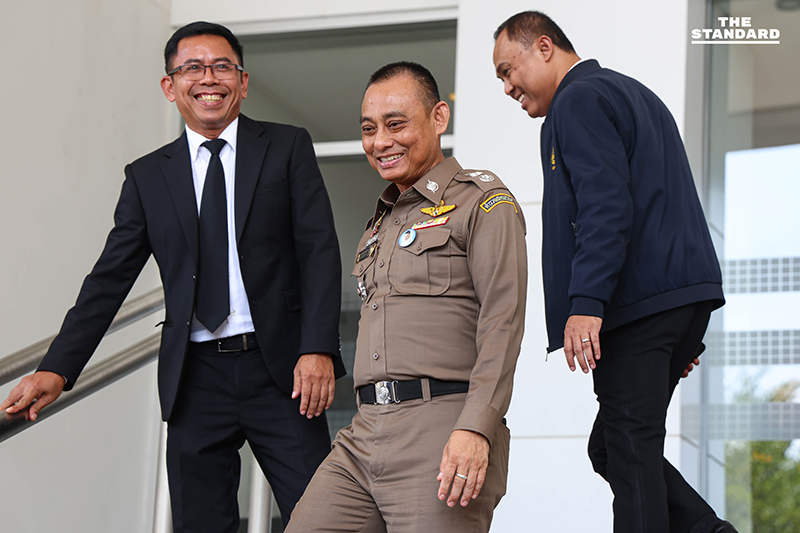 พล.ต.ต.จรูญเกียรติ หอบสำนวนหมื่นหน้า ยื่น ป.ป.ช. ฟัน 6 ราย เอี่ยวสินบน-ค้านกรรมการร่วมสอบ ให้กำลังใจ พล.ต.อ.สุรเชษฐ์ สู้คดี 1