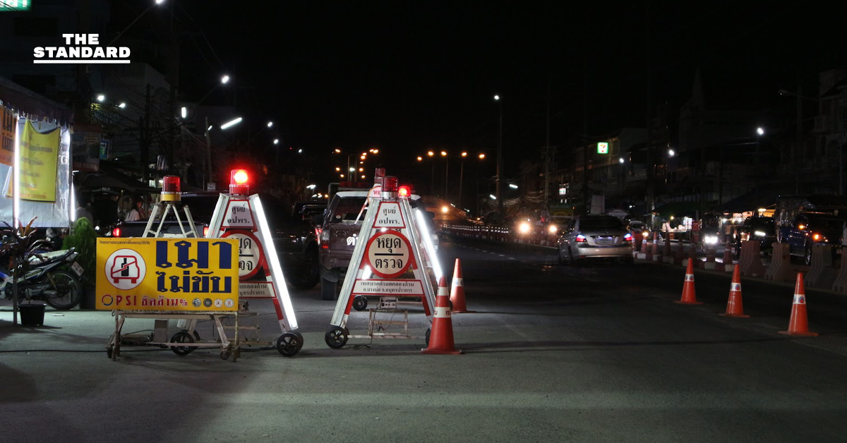 ภาพตำรวจชี้แจงข่าวปลอมเรื่องการตั้งด่านตรวจสำเนาทะเบียนรถและอัตราค่าปรับ