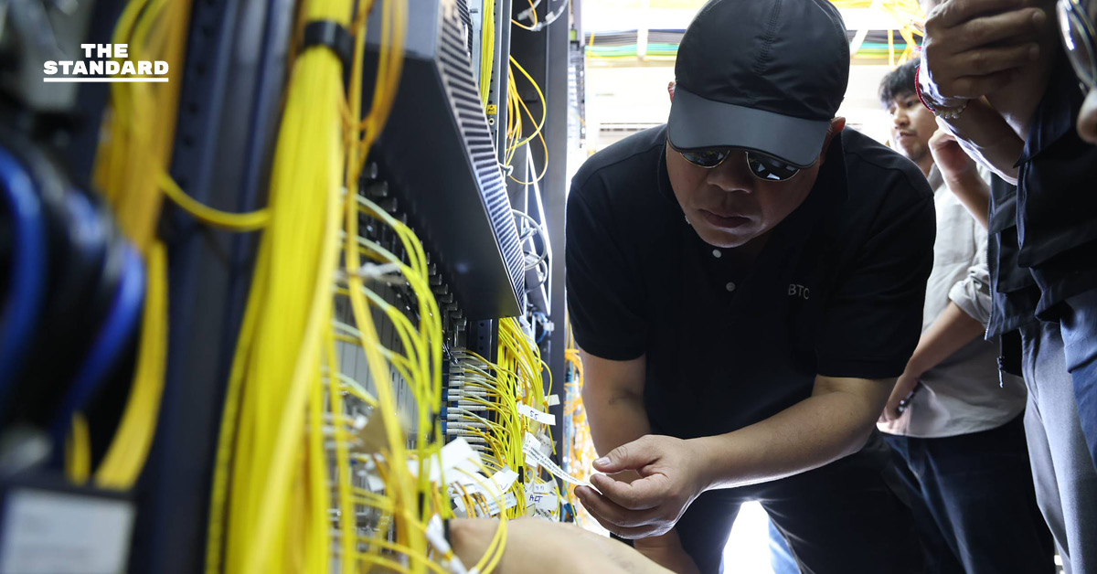 เจ้าหน้าที่ตำรวจและผู้บริหาร AIS ตรวจสอบตู้เซิร์ฟเวอร์และอุปกรณ์ส่งสัญญาณอินเทอร์เน็ตที่ลักลอบส่งข้ามแดน