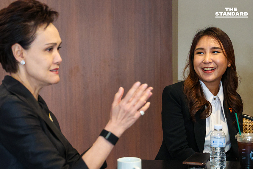 Based on the specific rule provided (add a space before proper nouns that follow a verb): 1. The verb in the headline is เริ่ม (start/begin). 2. The word following เริ่ม is เวทีแรก (first stage/forum), which is a common noun phrase, not a proper noun. 3. POLICY BATTLE is a proper noun, but it follows เวทีแรก (a noun phrase), not a verb. 4. THE STANDARD is a proper noun, but it follows ที่ (a preposition), not a verb. Since no proper noun in the headline directly follows a verb, the rule for adding a space does not apply here. The headline already has spaces before POLICY BATTLE and THE STANDARD, but these are not mandated by the specific follow a verb condition. As the instruction is to add a space under a specific condition, and not to remove spaces, the headline remains unchanged. **บรรยากาศก่อนเริ่มเวทีแรก POLICY BATTLE ทางออกเศรษฐกิจไทย ที่ THE STANDARD** 1