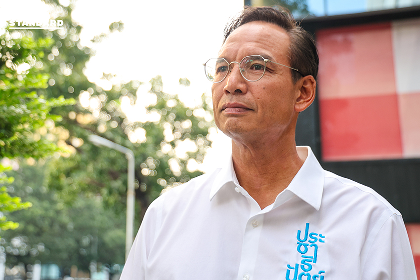 Based on the specific rule provided (add a space before proper nouns that follow a verb): 1. The verb in the headline is เริ่ม (start/begin). 2. The word following เริ่ม is เวทีแรก (first stage/forum), which is a common noun phrase, not a proper noun. 3. POLICY BATTLE is a proper noun, but it follows เวทีแรก (a noun phrase), not a verb. 4. THE STANDARD is a proper noun, but it follows ที่ (a preposition), not a verb. Since no proper noun in the headline directly follows a verb, the rule for adding a space does not apply here. The headline already has spaces before POLICY BATTLE and THE STANDARD, but these are not mandated by the specific follow a verb condition. As the instruction is to add a space under a specific condition, and not to remove spaces, the headline remains unchanged. **บรรยากาศก่อนเริ่มเวทีแรก POLICY BATTLE ทางออกเศรษฐกิจไทย ที่ THE STANDARD** 10