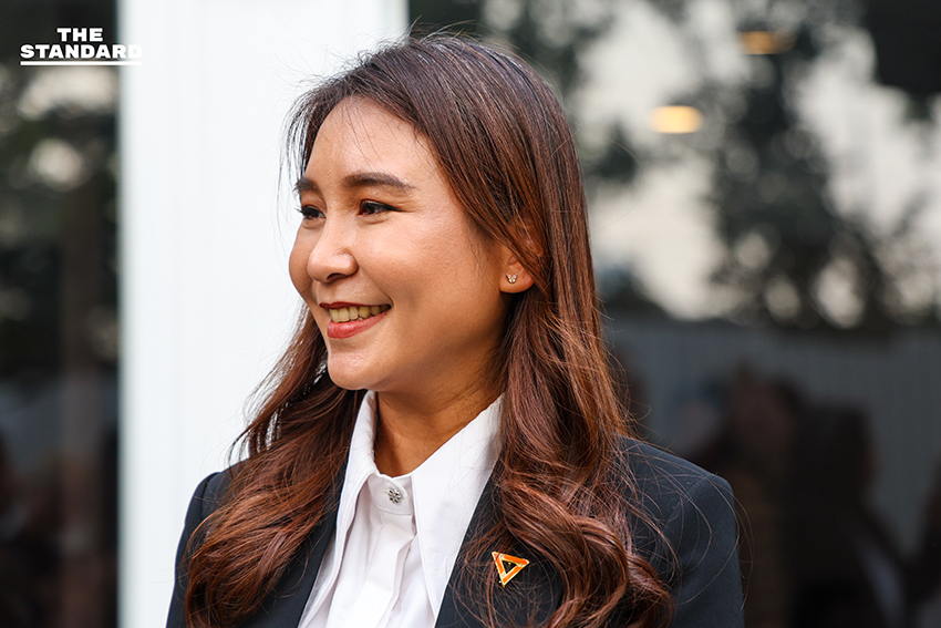 Based on the specific rule provided (add a space before proper nouns that follow a verb): 1. The verb in the headline is เริ่ม (start/begin). 2. The word following เริ่ม is เวทีแรก (first stage/forum), which is a common noun phrase, not a proper noun. 3. POLICY BATTLE is a proper noun, but it follows เวทีแรก (a noun phrase), not a verb. 4. THE STANDARD is a proper noun, but it follows ที่ (a preposition), not a verb. Since no proper noun in the headline directly follows a verb, the rule for adding a space does not apply here. The headline already has spaces before POLICY BATTLE and THE STANDARD, but these are not mandated by the specific follow a verb condition. As the instruction is to add a space under a specific condition, and not to remove spaces, the headline remains unchanged. **บรรยากาศก่อนเริ่มเวทีแรก POLICY BATTLE ทางออกเศรษฐกิจไทย ที่ THE STANDARD** 11