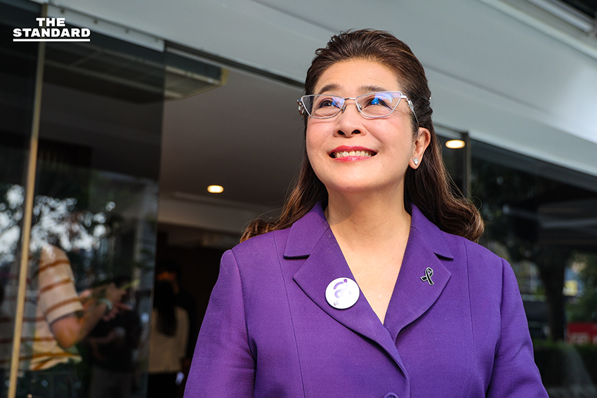 Based on the specific rule provided (add a space before proper nouns that follow a verb): 1. The verb in the headline is เริ่ม (start/begin). 2. The word following เริ่ม is เวทีแรก (first stage/forum), which is a common noun phrase, not a proper noun. 3. POLICY BATTLE is a proper noun, but it follows เวทีแรก (a noun phrase), not a verb. 4. THE STANDARD is a proper noun, but it follows ที่ (a preposition), not a verb. Since no proper noun in the headline directly follows a verb, the rule for adding a space does not apply here. The headline already has spaces before POLICY BATTLE and THE STANDARD, but these are not mandated by the specific follow a verb condition. As the instruction is to add a space under a specific condition, and not to remove spaces, the headline remains unchanged. **บรรยากาศก่อนเริ่มเวทีแรก POLICY BATTLE ทางออกเศรษฐกิจไทย ที่ THE STANDARD** 12