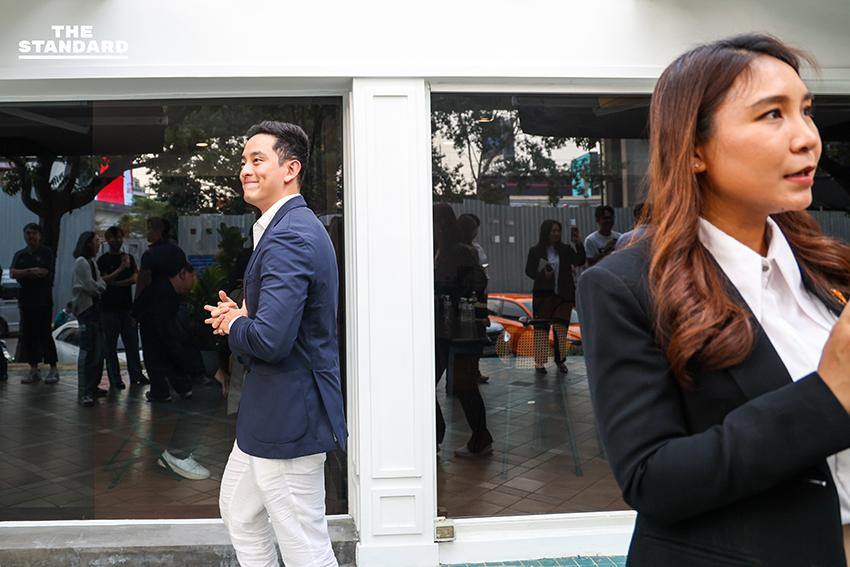 Based on the specific rule provided (add a space before proper nouns that follow a verb): 1. The verb in the headline is เริ่ม (start/begin). 2. The word following เริ่ม is เวทีแรก (first stage/forum), which is a common noun phrase, not a proper noun. 3. POLICY BATTLE is a proper noun, but it follows เวทีแรก (a noun phrase), not a verb. 4. THE STANDARD is a proper noun, but it follows ที่ (a preposition), not a verb. Since no proper noun in the headline directly follows a verb, the rule for adding a space does not apply here. The headline already has spaces before POLICY BATTLE and THE STANDARD, but these are not mandated by the specific follow a verb condition. As the instruction is to add a space under a specific condition, and not to remove spaces, the headline remains unchanged. **บรรยากาศก่อนเริ่มเวทีแรก POLICY BATTLE ทางออกเศรษฐกิจไทย ที่ THE STANDARD** 14