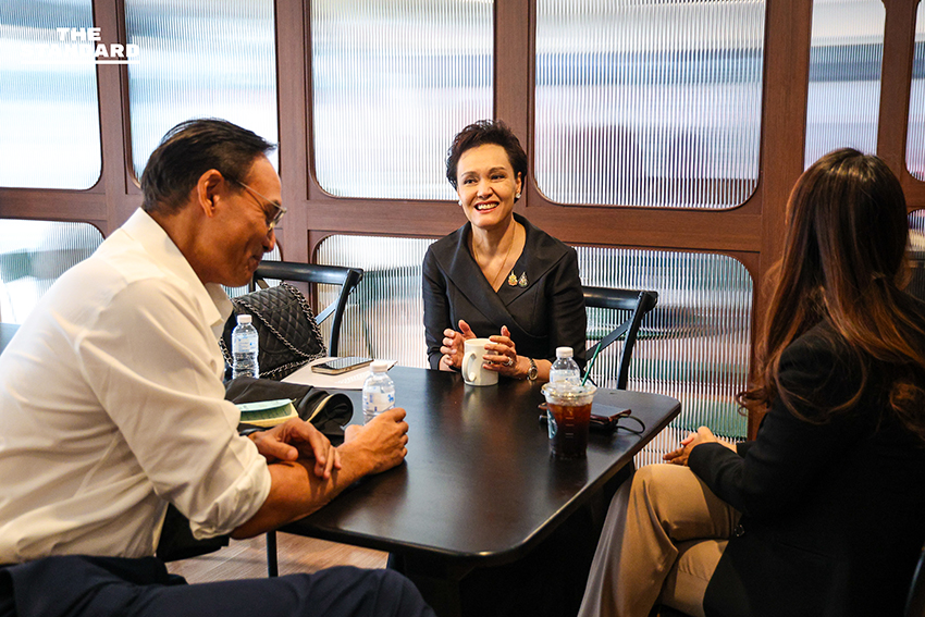 Based on the specific rule provided (add a space before proper nouns that follow a verb): 1. The verb in the headline is เริ่ม (start/begin). 2. The word following เริ่ม is เวทีแรก (first stage/forum), which is a common noun phrase, not a proper noun. 3. POLICY BATTLE is a proper noun, but it follows เวทีแรก (a noun phrase), not a verb. 4. THE STANDARD is a proper noun, but it follows ที่ (a preposition), not a verb. Since no proper noun in the headline directly follows a verb, the rule for adding a space does not apply here. The headline already has spaces before POLICY BATTLE and THE STANDARD, but these are not mandated by the specific follow a verb condition. As the instruction is to add a space under a specific condition, and not to remove spaces, the headline remains unchanged. **บรรยากาศก่อนเริ่มเวทีแรก POLICY BATTLE ทางออกเศรษฐกิจไทย ที่ THE STANDARD** 5