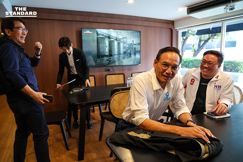 Based on the specific rule provided (add a space before proper nouns that follow a verb): 1. The verb in the headline is เริ่ม (start/begin). 2. The word following เริ่ม is เวทีแรก (first stage/forum), which is a common noun phrase, not a proper noun. 3. POLICY BATTLE is a proper noun, but it follows เวทีแรก (a noun phrase), not a verb. 4. THE STANDARD is a proper noun, but it follows ที่ (a preposition), not a verb. Since no proper noun in the headline directly follows a verb, the rule for adding a space does not apply here. The headline already has spaces before POLICY BATTLE and THE STANDARD, but these are not mandated by the specific follow a verb condition. As the instruction is to add a space under a specific condition, and not to remove spaces, the headline remains unchanged. **บรรยากาศก่อนเริ่มเวทีแรก POLICY BATTLE ทางออกเศรษฐกิจไทย ที่ THE STANDARD** 8