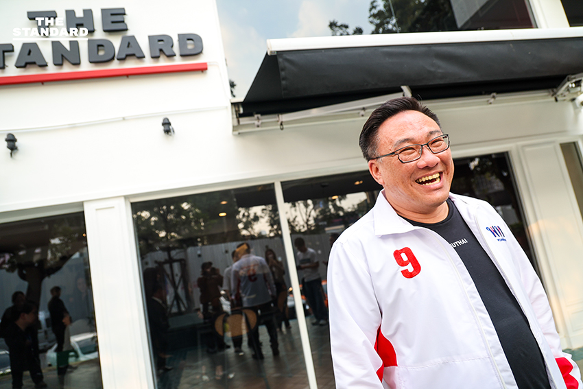 Based on the specific rule provided (add a space before proper nouns that follow a verb): 1. The verb in the headline is เริ่ม (start/begin). 2. The word following เริ่ม is เวทีแรก (first stage/forum), which is a common noun phrase, not a proper noun. 3. POLICY BATTLE is a proper noun, but it follows เวทีแรก (a noun phrase), not a verb. 4. THE STANDARD is a proper noun, but it follows ที่ (a preposition), not a verb. Since no proper noun in the headline directly follows a verb, the rule for adding a space does not apply here. The headline already has spaces before POLICY BATTLE and THE STANDARD, but these are not mandated by the specific follow a verb condition. As the instruction is to add a space under a specific condition, and not to remove spaces, the headline remains unchanged. **บรรยากาศก่อนเริ่มเวทีแรก POLICY BATTLE ทางออกเศรษฐกิจไทย ที่ THE STANDARD** 9