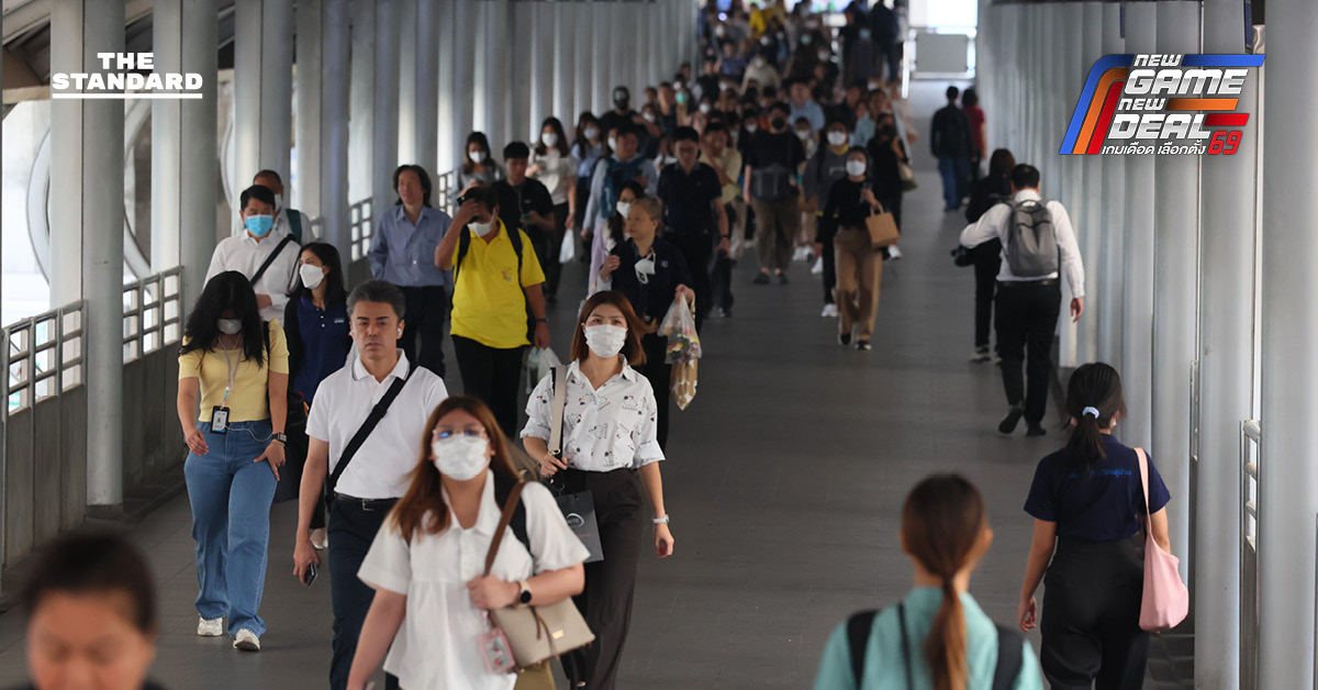 ภาพกราฟิกแสดงผลสำรวจความคิดเห็นจากโพล สถาบันพระปกเกล้า เกี่ยวกับผู้เหมาะสมเป็นนายกฯ และนโยบายที่คนไทยให้ความสำคัญ โดยเน้นนโยบายเศรษฐกิจ.