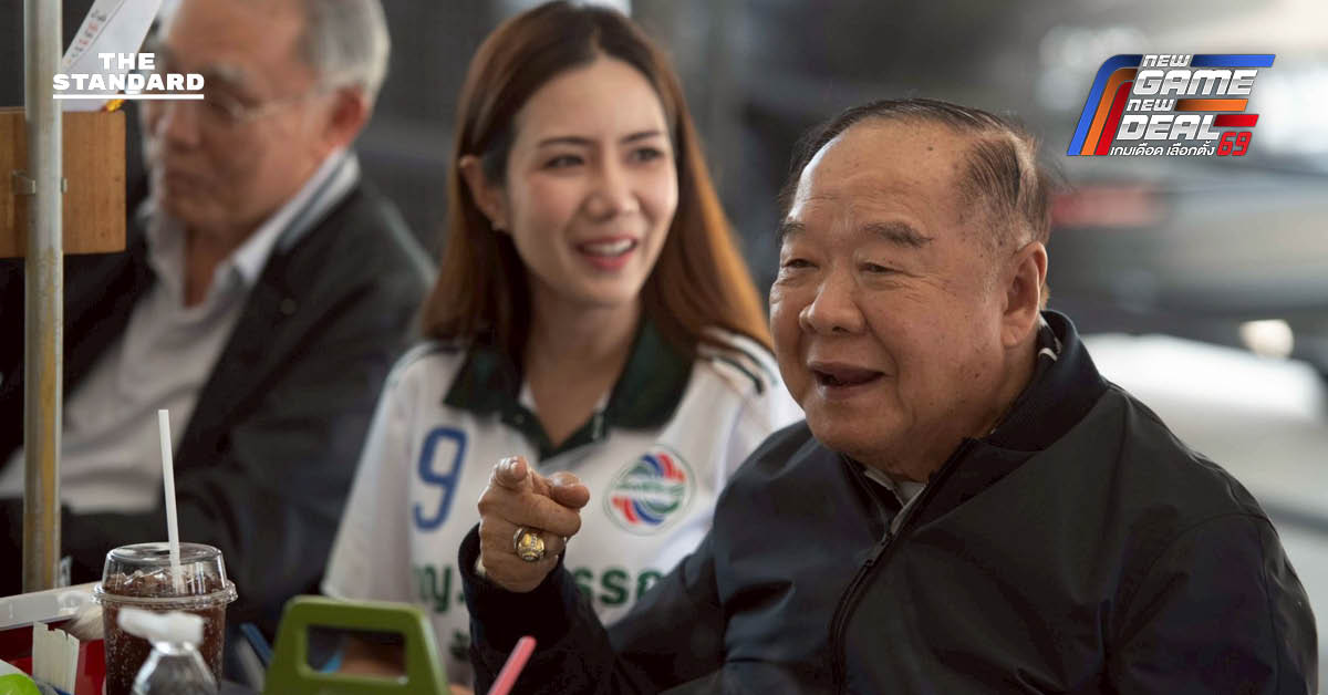 พล.อ.ประวิตร วงษ์สุวรรณ นั่งรับประทานก๋วยเตี๋ยวร่วมกับเพื่อน พร้อมพบปะประชาชนและผู้สมัคร สส. ในร้านอาหาร