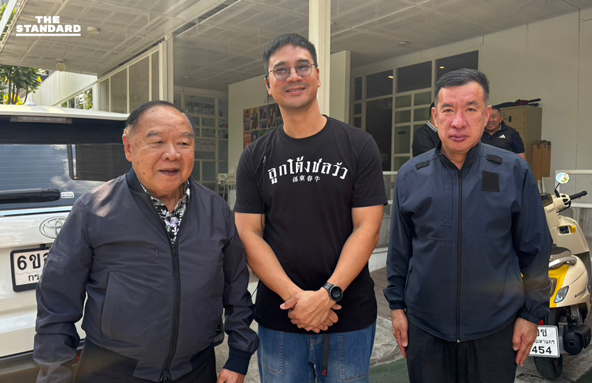 พล.อ.ประวิตร วงษ์สุวรรณ รับประทานก๋วยเตี๋ยวกับวัฒนา เซ่งไพเราะ ที่ร้านลูกโต้งชลวัวของน็อต วรฤทธิ์ เฟื่องอารมย์ ท่ามกลางประชาชน 1
