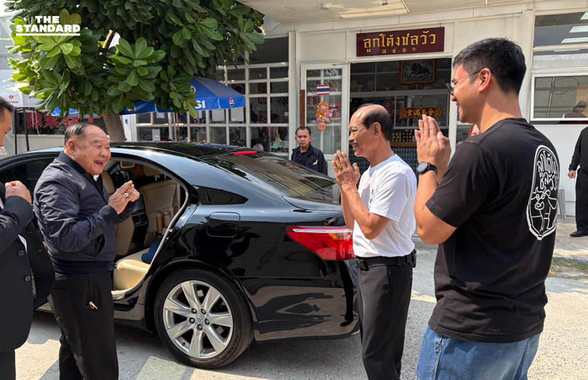 พล.อ.ประวิตร วงษ์สุวรรณ รับประทานก๋วยเตี๋ยวกับวัฒนา เซ่งไพเราะ ที่ร้านลูกโต้งชลวัวของน็อต วรฤทธิ์ เฟื่องอารมย์ ท่ามกลางประชาชน 2