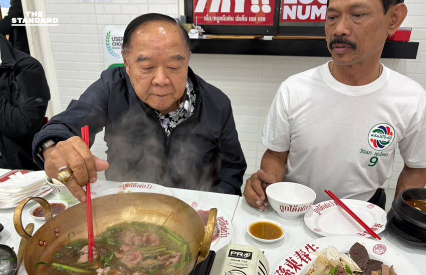 พล.อ.ประวิตร วงษ์สุวรรณ รับประทานก๋วยเตี๋ยวกับวัฒนา เซ่งไพเราะ ที่ร้านลูกโต้งชลวัวของน็อต วรฤทธิ์ เฟื่องอารมย์ ท่ามกลางประชาชน 3