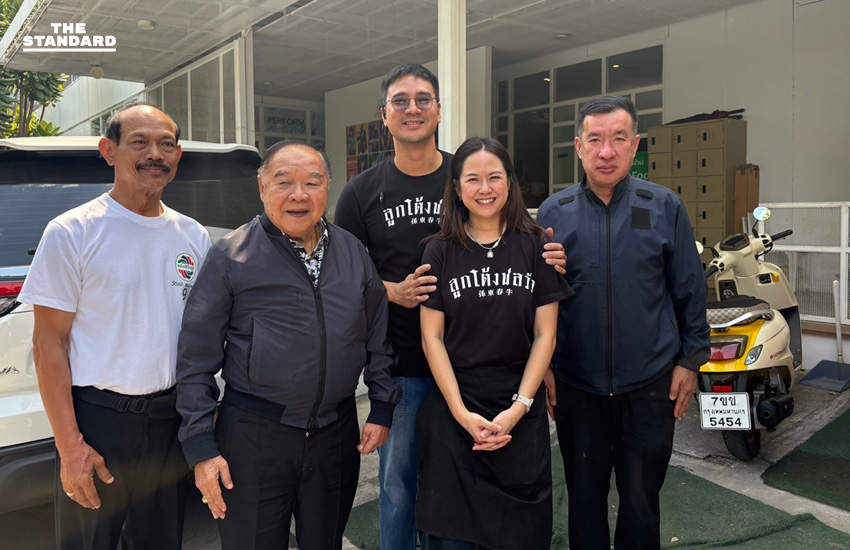 พล.อ.ประวิตร วงษ์สุวรรณ รับประทานก๋วยเตี๋ยวกับวัฒนา เซ่งไพเราะ ที่ร้านลูกโต้งชลวัวของน็อต วรฤทธิ์ เฟื่องอารมย์ ท่ามกลางประชาชน 4