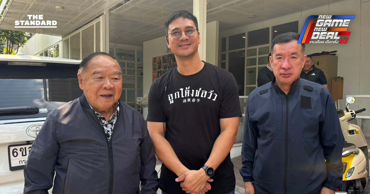 พล.อ.ประวิตร วงษ์สุวรรณ รับประทานก๋วยเตี๋ยวกับวัฒนา เซ่งไพเราะ ที่ร้านลูกโต้งชลวัวของน็อต วรฤทธิ์ เฟื่องอารมย์ ท่ามกลางประชาชน
