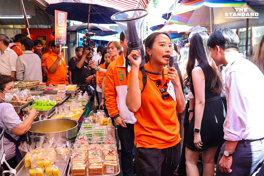 รักชนก ศรีนอก และทีมงานพรรคประชาชน รณรงค์ที่สถานีรถไฟฟ้า 10