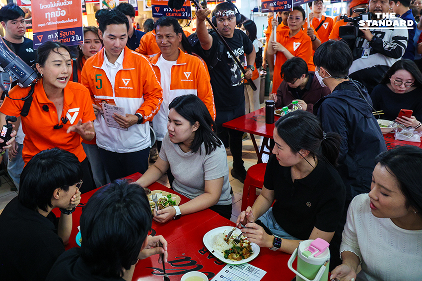 รักชนก ศรีนอก และทีมงานพรรคประชาชน รณรงค์ที่สถานีรถไฟฟ้า 11