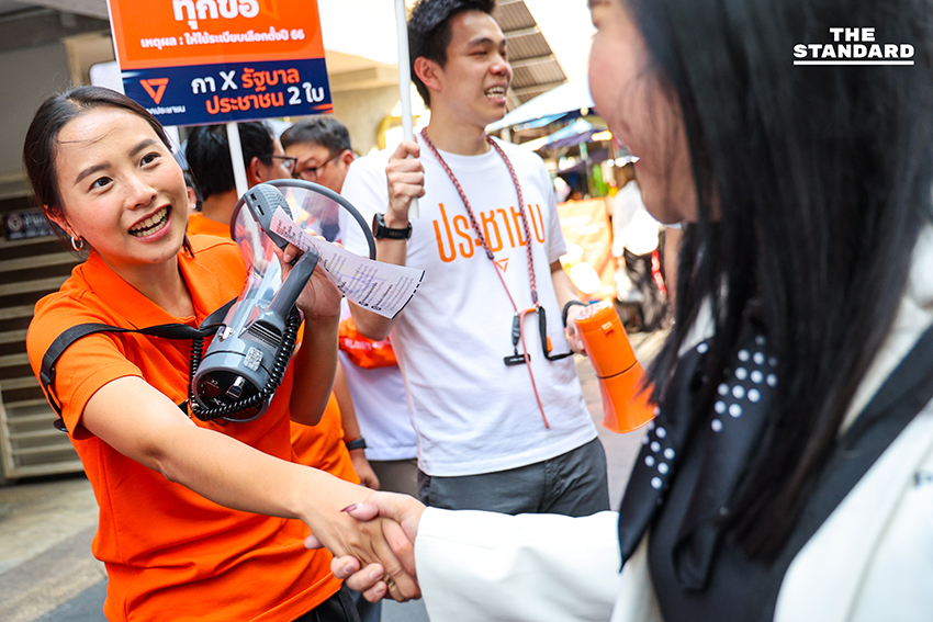 รักชนก ศรีนอก และทีมงานพรรคประชาชน รณรงค์ที่สถานีรถไฟฟ้า 12