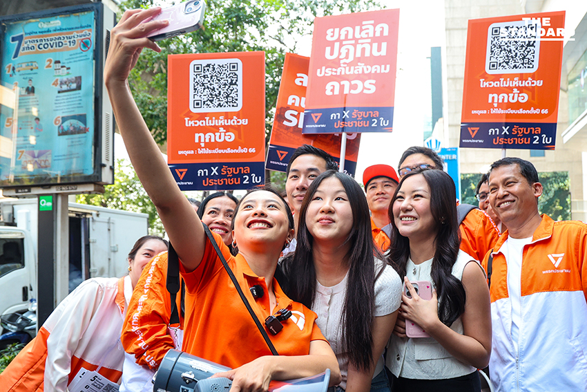 รักชนก ศรีนอก และทีมงานพรรคประชาชน รณรงค์ที่สถานีรถไฟฟ้า 15