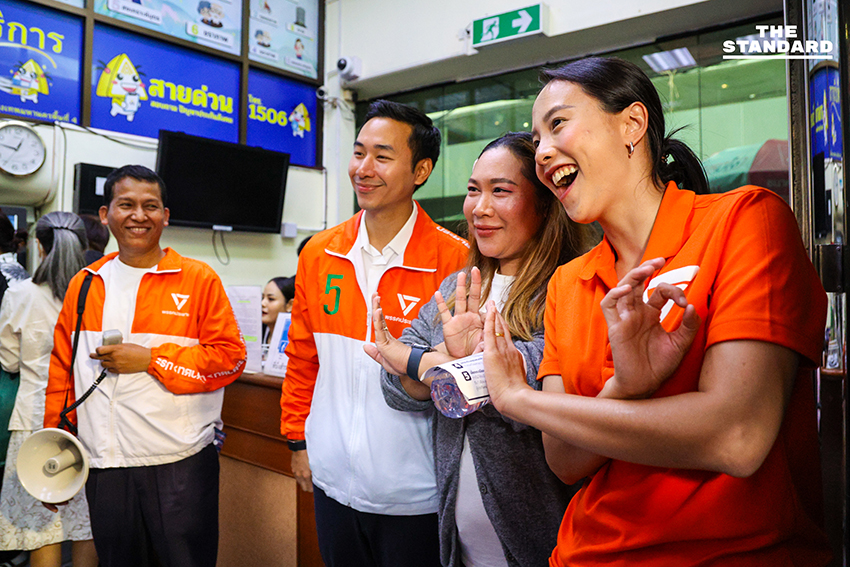 รักชนก ศรีนอก และทีมงานพรรคประชาชน รณรงค์ที่สถานีรถไฟฟ้า 16