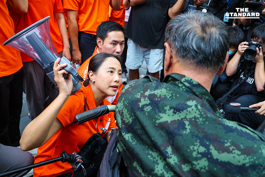 รักชนก ศรีนอก และทีมงานพรรคประชาชน รณรงค์ที่สถานีรถไฟฟ้า 2