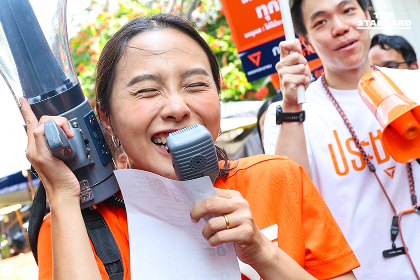 รักชนก ศรีนอก และทีมงานพรรคประชาชน รณรงค์ที่สถานีรถไฟฟ้า 4