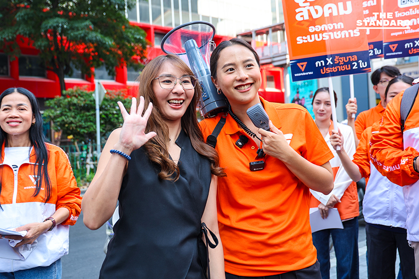 รักชนก ศรีนอก และทีมงานพรรคประชาชน รณรงค์ที่สถานีรถไฟฟ้า 6