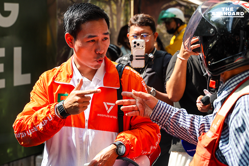 รักชนก ศรีนอก และทีมงานพรรคประชาชน รณรงค์ที่สถานีรถไฟฟ้า 7