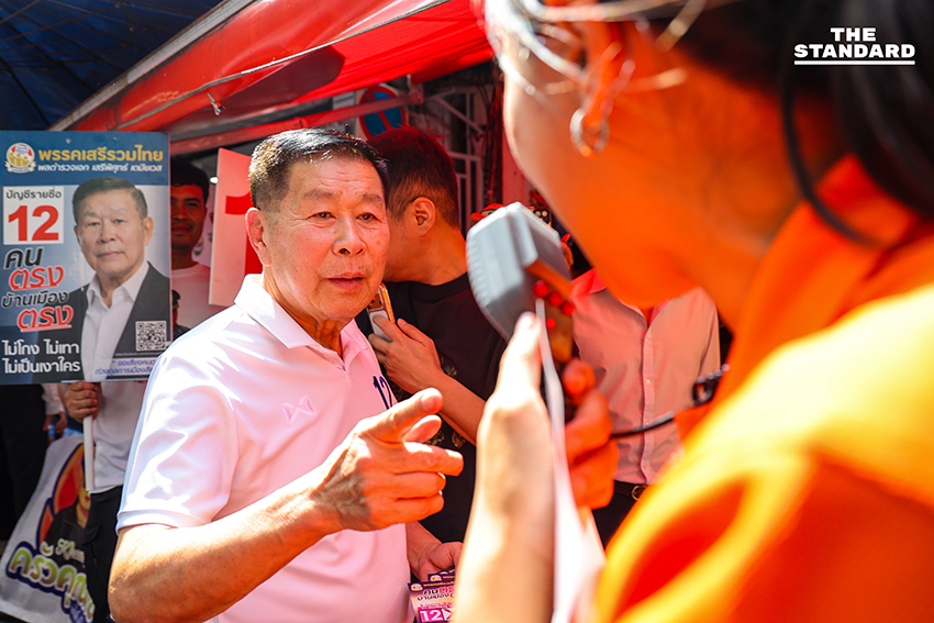 รักชนก ศรีนอก และทีมงานพรรคประชาชน รณรงค์ที่สถานีรถไฟฟ้า 9