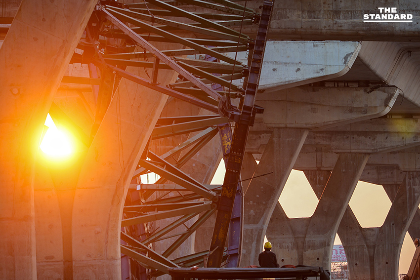 โศกนาฏกรรม พระราม 2 เครนยักษ์พังถล่มทับรถประชาชน เจ้าหน้าที่ระดมเครื่องจักรหนักกู้ซากและตรวจสอบมาตรฐานความปลอดภัย 1