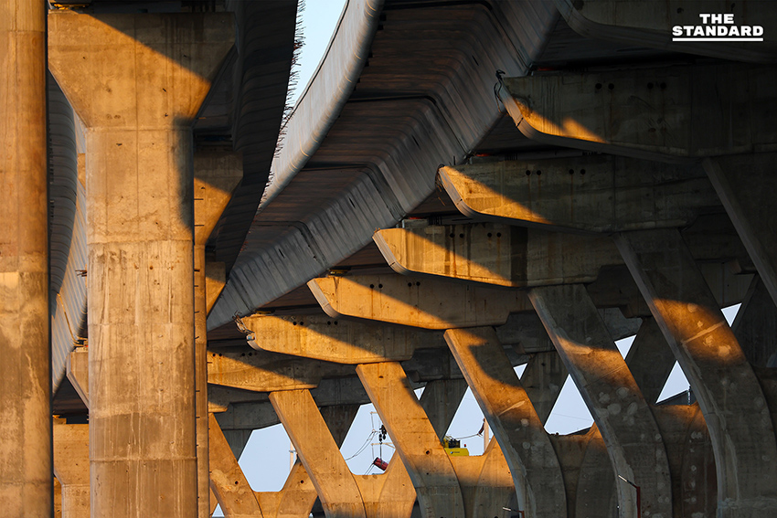 โศกนาฏกรรม พระราม 2 เครนยักษ์พังถล่มทับรถประชาชน เจ้าหน้าที่ระดมเครื่องจักรหนักกู้ซากและตรวจสอบมาตรฐานความปลอดภัย 10