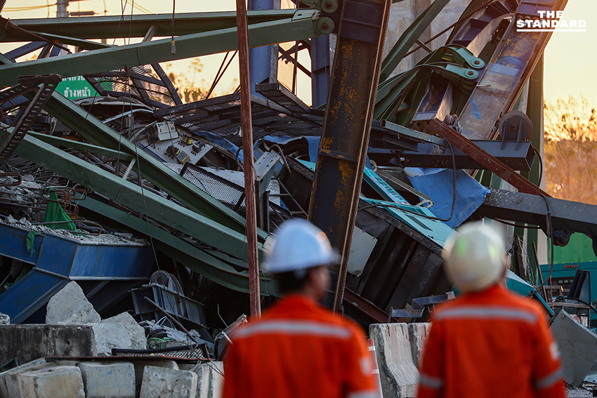 โศกนาฏกรรม พระราม 2 เครนยักษ์พังถล่มทับรถประชาชน เจ้าหน้าที่ระดมเครื่องจักรหนักกู้ซากและตรวจสอบมาตรฐานความปลอดภัย 2
