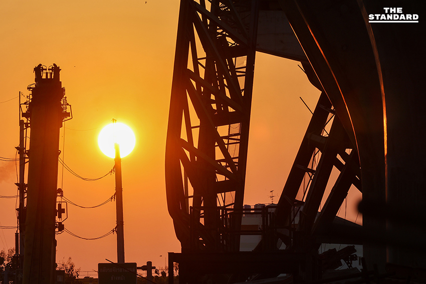 โศกนาฏกรรม พระราม 2 เครนยักษ์พังถล่มทับรถประชาชน เจ้าหน้าที่ระดมเครื่องจักรหนักกู้ซากและตรวจสอบมาตรฐานความปลอดภัย 4