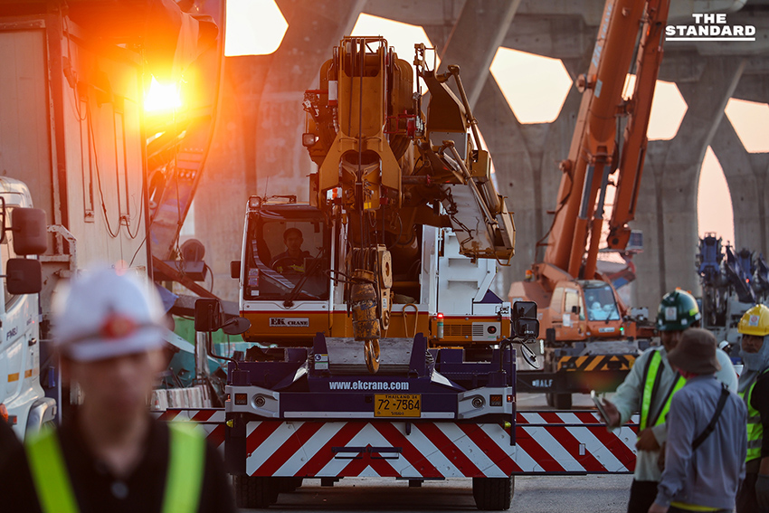 โศกนาฏกรรม พระราม 2 เครนยักษ์พังถล่มทับรถประชาชน เจ้าหน้าที่ระดมเครื่องจักรหนักกู้ซากและตรวจสอบมาตรฐานความปลอดภัย 6