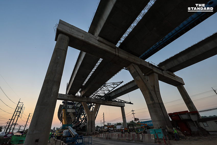 โศกนาฏกรรม พระราม 2 เครนยักษ์พังถล่มทับรถประชาชน เจ้าหน้าที่ระดมเครื่องจักรหนักกู้ซากและตรวจสอบมาตรฐานความปลอดภัย 8