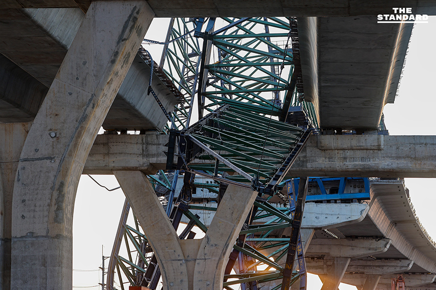 โศกนาฏกรรม พระราม 2 เครนยักษ์พังถล่มทับรถประชาชน เจ้าหน้าที่ระดมเครื่องจักรหนักกู้ซากและตรวจสอบมาตรฐานความปลอดภัย 9