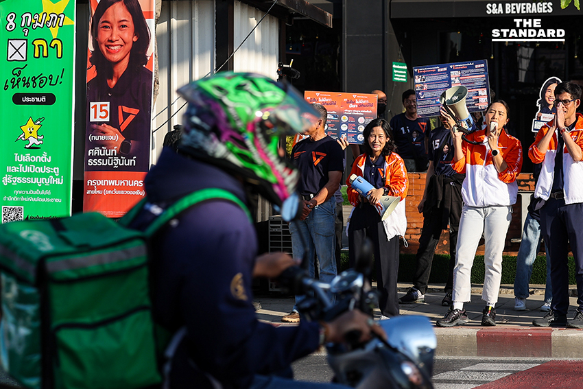‘รักชนก’ พร้อม ‘น.ท. กิตติพงษ์’ เยือน สายไหม ช่วย ‘ศศินันท์’ หาเสียง ย้ำ พรรคประชาชนเคียงข้างทหารชั้นผู้น้อย 12