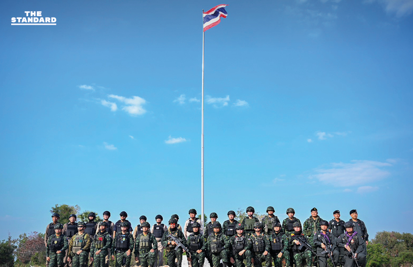 นายกรัฐมนตรี ตรวจเยี่ยมชายแดนไทย-กัมพูชา ที่สระแก้ว มอบเงินเยียวยาผู้ประสบภัยปืนใหญ่ BM-21 และให้กำลังใจทหารประจำการ 1