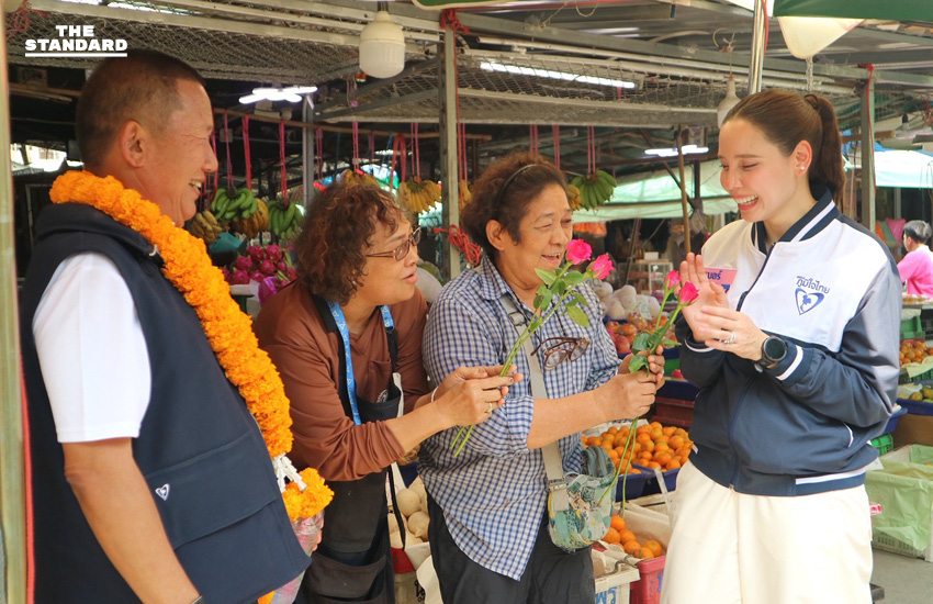 ภาพ ซาบีดา ไทยเศรษฐ์ พร้อม มัลลิกา จิระพันธุ์วาณิช หาเสียงในพื้นที่จังหวัดลพบุรี ท่ามกลางประชาชนจำนวนมาก 1