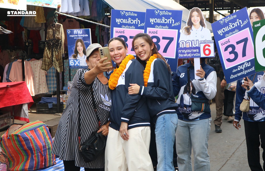 ภาพ ซาบีดา ไทยเศรษฐ์ พร้อม มัลลิกา จิระพันธุ์วาณิช หาเสียงในพื้นที่จังหวัดลพบุรี ท่ามกลางประชาชนจำนวนมาก 2