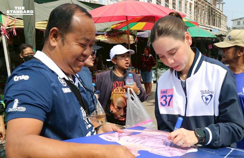 ภาพ ซาบีดา ไทยเศรษฐ์ พร้อม มัลลิกา จิระพันธุ์วาณิช หาเสียงในพื้นที่จังหวัดลพบุรี ท่ามกลางประชาชนจำนวนมาก 3