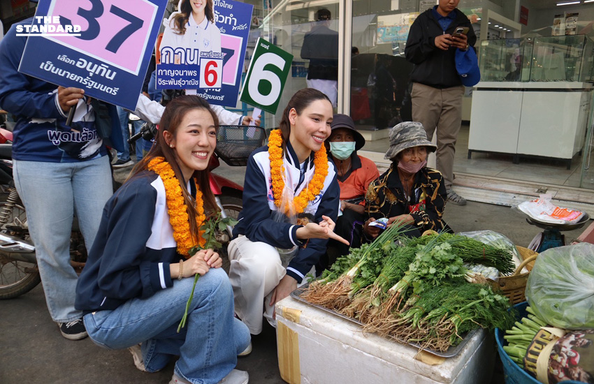 ภาพ ซาบีดา ไทยเศรษฐ์ พร้อม มัลลิกา จิระพันธุ์วาณิช หาเสียงในพื้นที่จังหวัดลพบุรี ท่ามกลางประชาชนจำนวนมาก 6