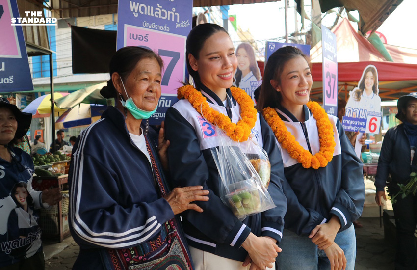 ภาพ ซาบีดา ไทยเศรษฐ์ พร้อม มัลลิกา จิระพันธุ์วาณิช หาเสียงในพื้นที่จังหวัดลพบุรี ท่ามกลางประชาชนจำนวนมาก 7