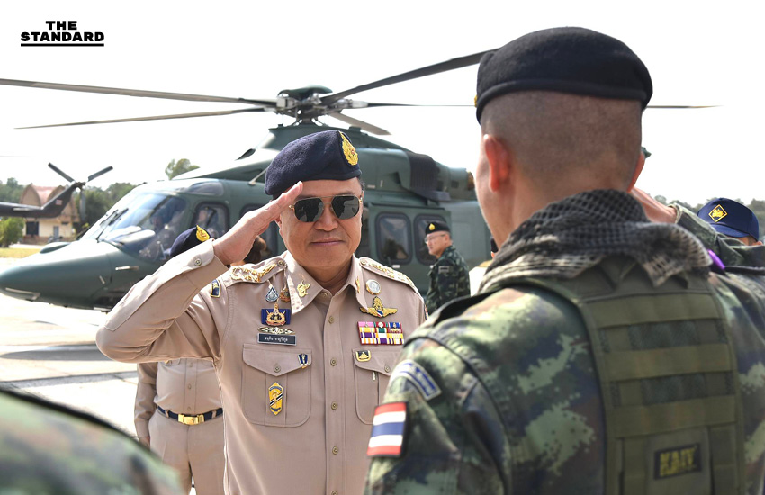 อนุทิน ชาญวีรกูล รองนายกรัฐมนตรีและรัฐมนตรีว่าการกระทรวงมหาดไทย ขณะลงพื้นที่ตรวจเยี่ยมประชาชนผู้ประสบภัยจากเหตุปะทะบริเวณชายแดนไทย-กัมพูชา ที่จังหวัดสระแก้ว 1