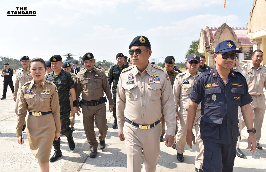 อนุทิน ชาญวีรกูล รองนายกรัฐมนตรีและรัฐมนตรีว่าการกระทรวงมหาดไทย ขณะลงพื้นที่ตรวจเยี่ยมประชาชนผู้ประสบภัยจากเหตุปะทะบริเวณชายแดนไทย-กัมพูชา ที่จังหวัดสระแก้ว 2