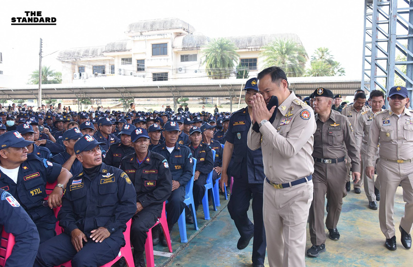 อนุทิน ชาญวีรกูล รองนายกรัฐมนตรีและรัฐมนตรีว่าการกระทรวงมหาดไทย ขณะลงพื้นที่ตรวจเยี่ยมประชาชนผู้ประสบภัยจากเหตุปะทะบริเวณชายแดนไทย-กัมพูชา ที่จังหวัดสระแก้ว 3