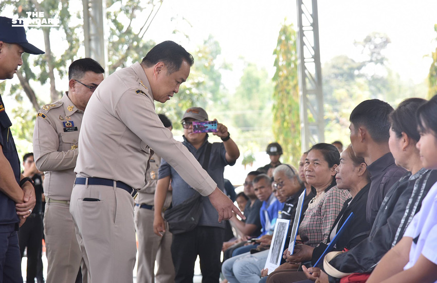 อนุทิน ชาญวีรกูล รองนายกรัฐมนตรีและรัฐมนตรีว่าการกระทรวงมหาดไทย ขณะลงพื้นที่ตรวจเยี่ยมประชาชนผู้ประสบภัยจากเหตุปะทะบริเวณชายแดนไทย-กัมพูชา ที่จังหวัดสระแก้ว 4