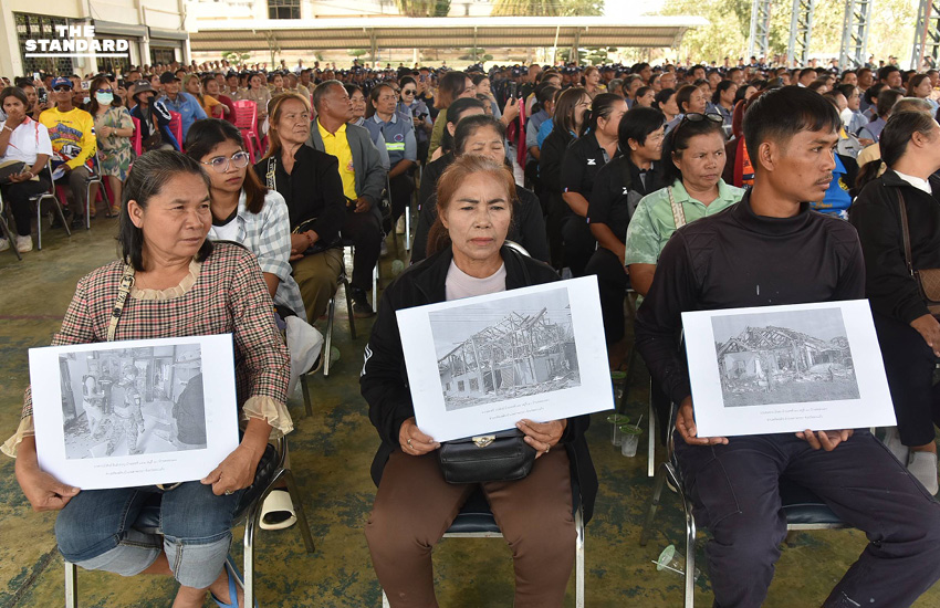 อนุทิน ชาญวีรกูล รองนายกรัฐมนตรีและรัฐมนตรีว่าการกระทรวงมหาดไทย ขณะลงพื้นที่ตรวจเยี่ยมประชาชนผู้ประสบภัยจากเหตุปะทะบริเวณชายแดนไทย-กัมพูชา ที่จังหวัดสระแก้ว 5