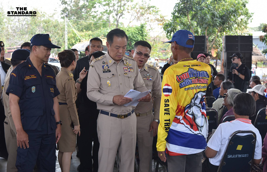 อนุทิน ชาญวีรกูล รองนายกรัฐมนตรีและรัฐมนตรีว่าการกระทรวงมหาดไทย ขณะลงพื้นที่ตรวจเยี่ยมประชาชนผู้ประสบภัยจากเหตุปะทะบริเวณชายแดนไทย-กัมพูชา ที่จังหวัดสระแก้ว 6