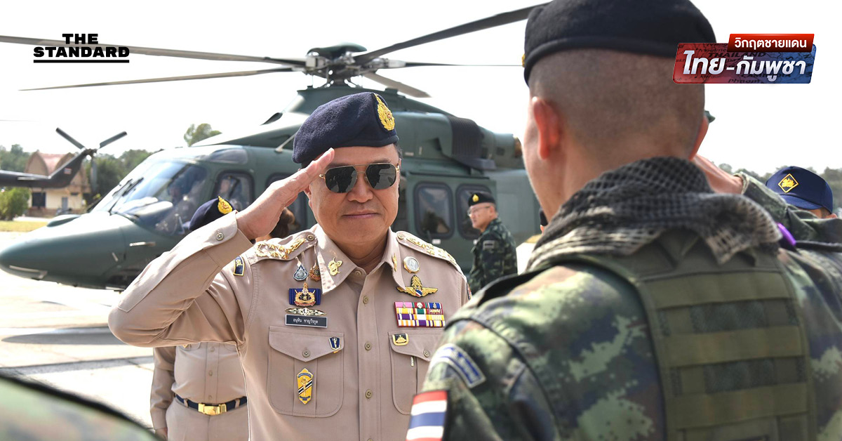 อนุทิน ชาญวีรกูล รองนายกรัฐมนตรีและรัฐมนตรีว่าการกระทรวงมหาดไทย ขณะลงพื้นที่ตรวจเยี่ยมประชาชนผู้ประสบภัยจากเหตุปะทะบริเวณชายแดนไทย-กัมพูชา ที่จังหวัดสระแก้ว